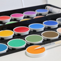 Le pastiglie sono rimovibili per consentire di riordinare i colori o di distribuirli sul tavolo di lavoro