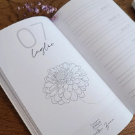 L'agendina tascabile Flowers contiene 13 illustrazioni di fiori in totale, compresa la copertina.