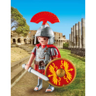 Un giovane centurione con scudo tondo, spada e imponente elmo. Lo scudo è decorato e l'elmo ha il pennacchio