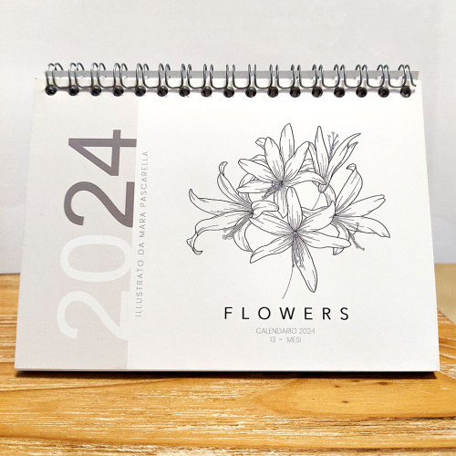 Flowers Calendario da Tavolo 13 Mesi 2024 Spiralato con Base Triangolare (15x11,5 cm) e Decorazioni Floreali (Idea Regalo)